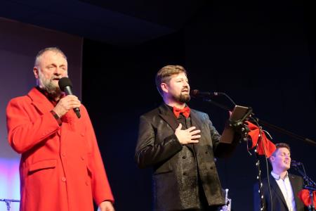 Silvestrski poljub v izvedbi očeta in sina s